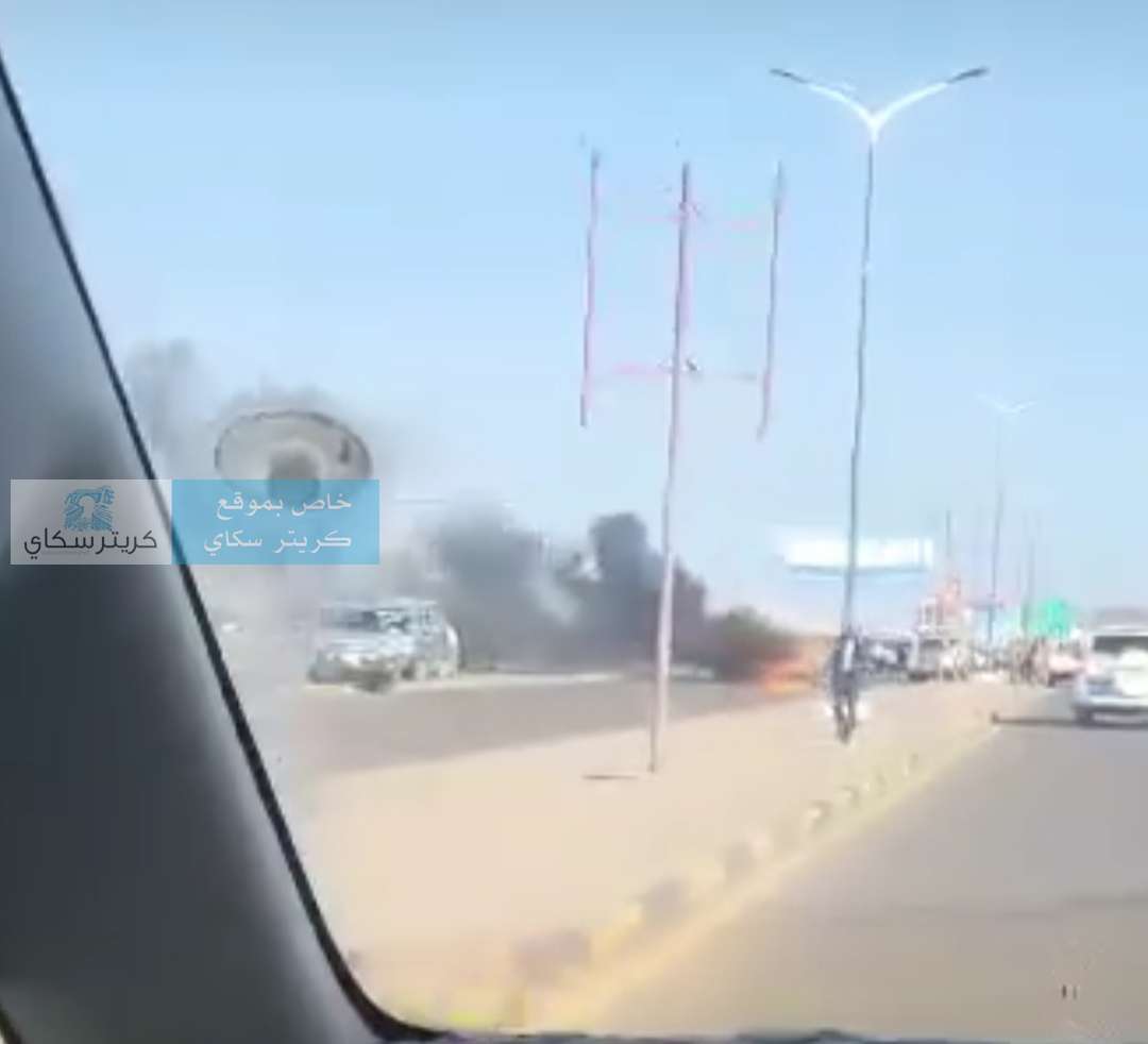 شاهد اول فيديو لاندلاع حريق ضخم بسيارة مواطن باهم شارع في عدن
