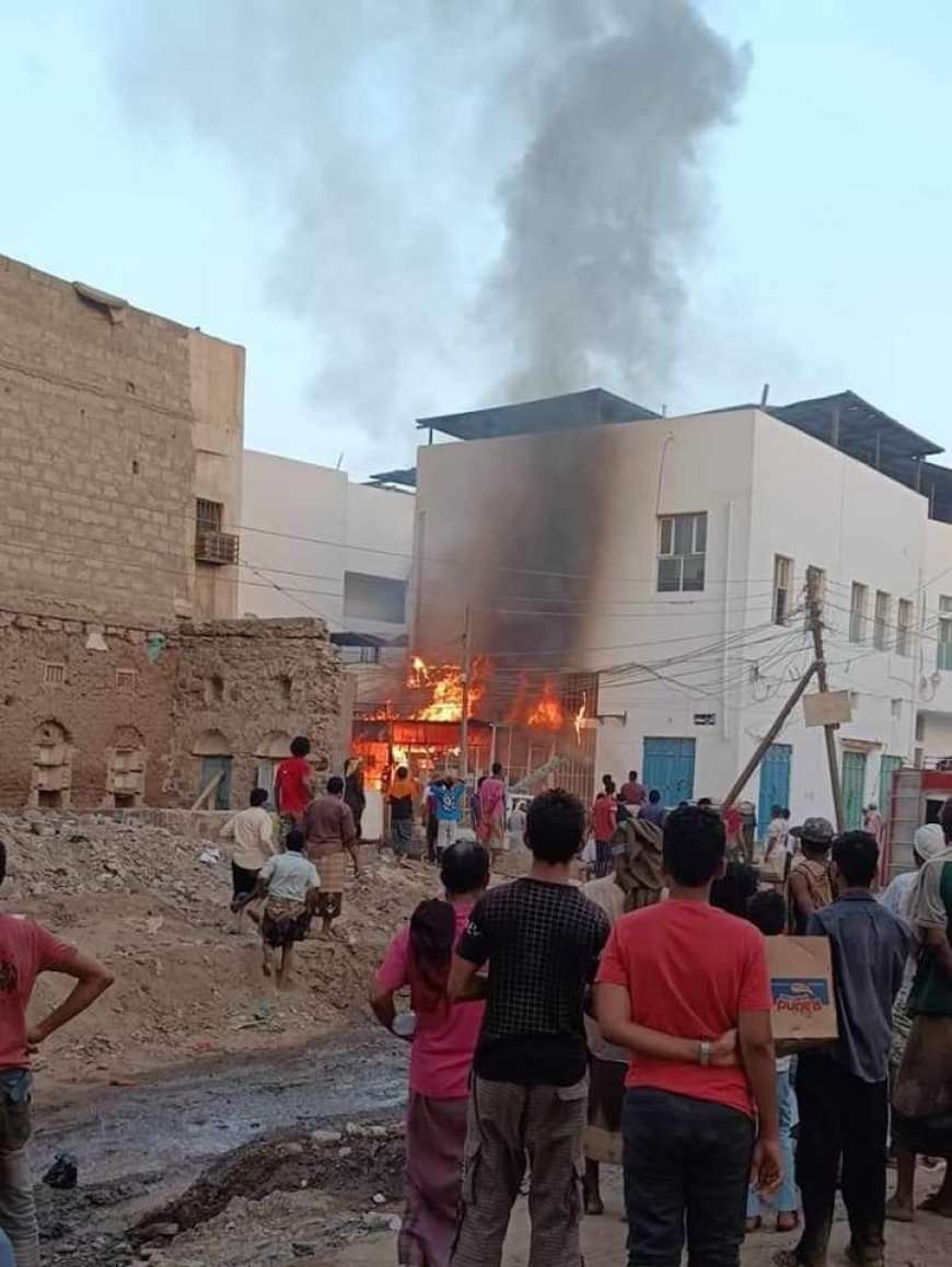 عاجل:اندلاع حريق هائل ببقالة يمتد الى ماطور مسجد في عدن(صورة)