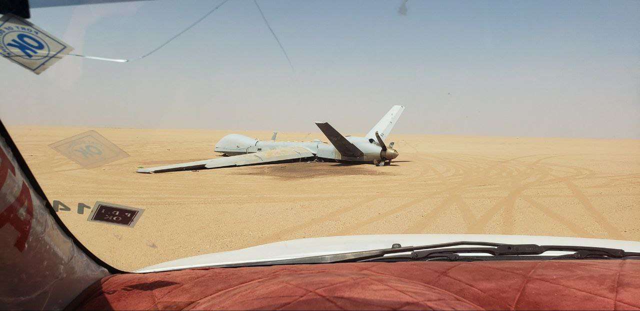 بالصور .. سقوط طائرة مسيرة في صحراء هذه المحافظة