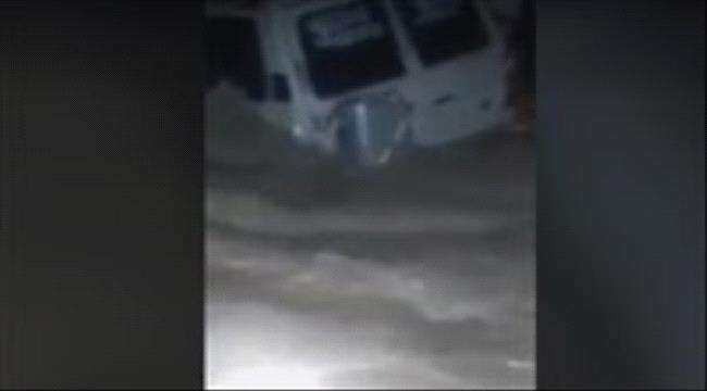 السيول تجرف سيارات في محافظة إب