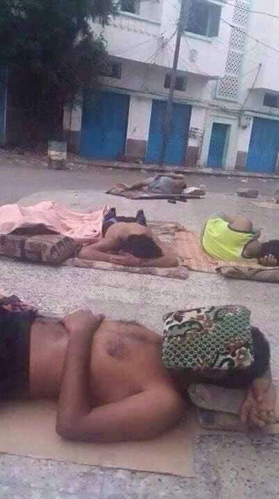 فضيحة مدوية للحوثيين عقب نشرهم صورة لمواطنين ينامون بالشارع بسبب الحرارة في عدن(صدمة)