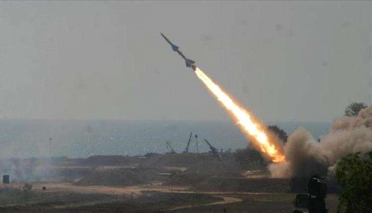 جماعة الحوثي تكشف عن إطلاق صاروخ لأول مرة إلى هذا المكان