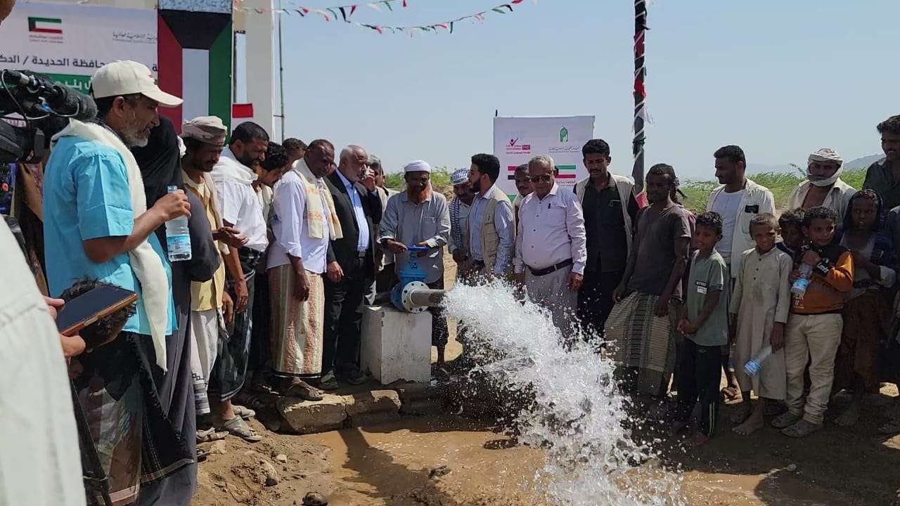 محافظ الحديدة يفتتح مشروع مياه في حيس