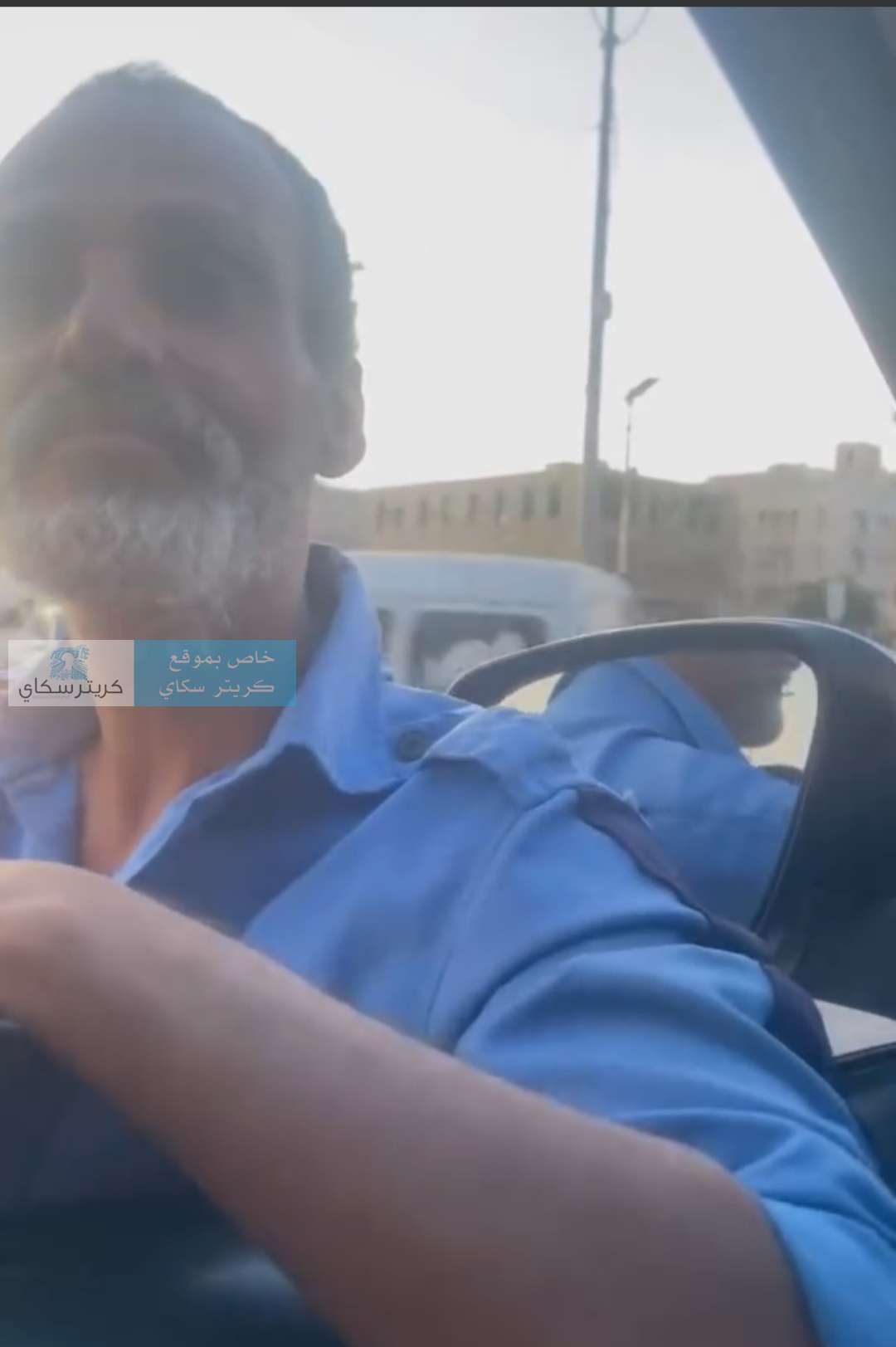 قائد امني يعتدي باعقاب البنادق على رجل مرور في عدن(صورة)