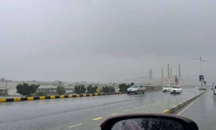 أمطار خفيفة ورياح باردة تُنعش أجواء صنعاء قبل قليل