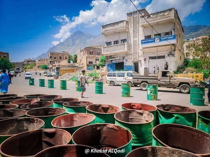 مطالبات في تعز برؤية العلم الجمهوري بعد قيام جماعة الحو ثي بهذا الامر