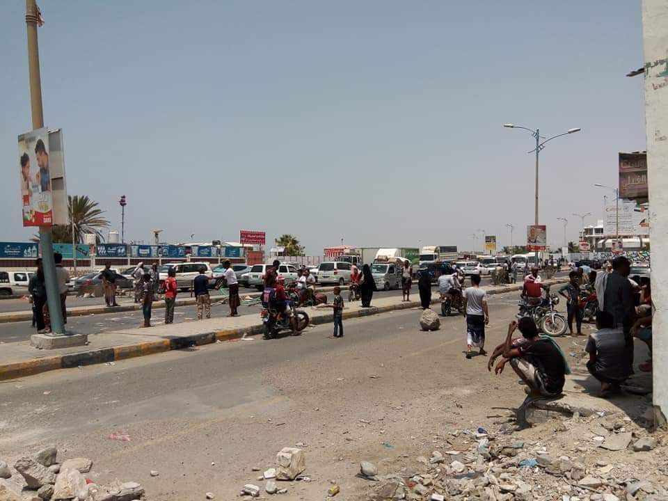 محتجون يقطعون الطرقات في المكلا بسبب إنقطاع الكهرباء
