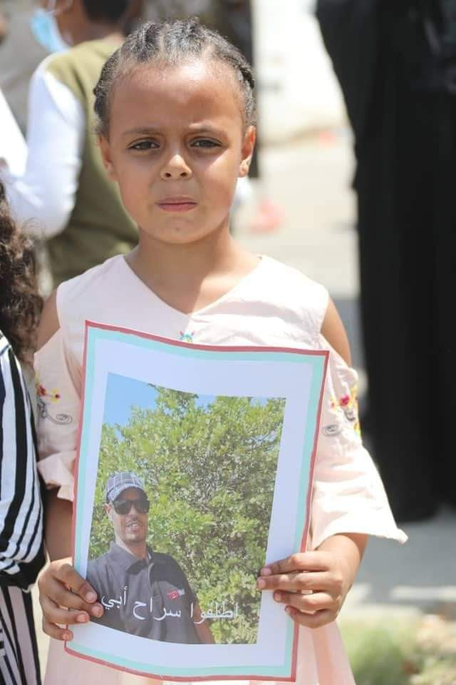 شاهد صورة طفلة تطالب محافظ حضرموت باطلاق سراحه والدها