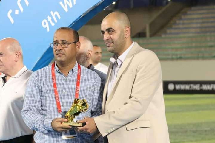 رئيس بعثة المنتخب الوطني للناشئين يتسلم جائزة هداف البطولة التي فاز بها اللاعب عبدالرحمن الخضر