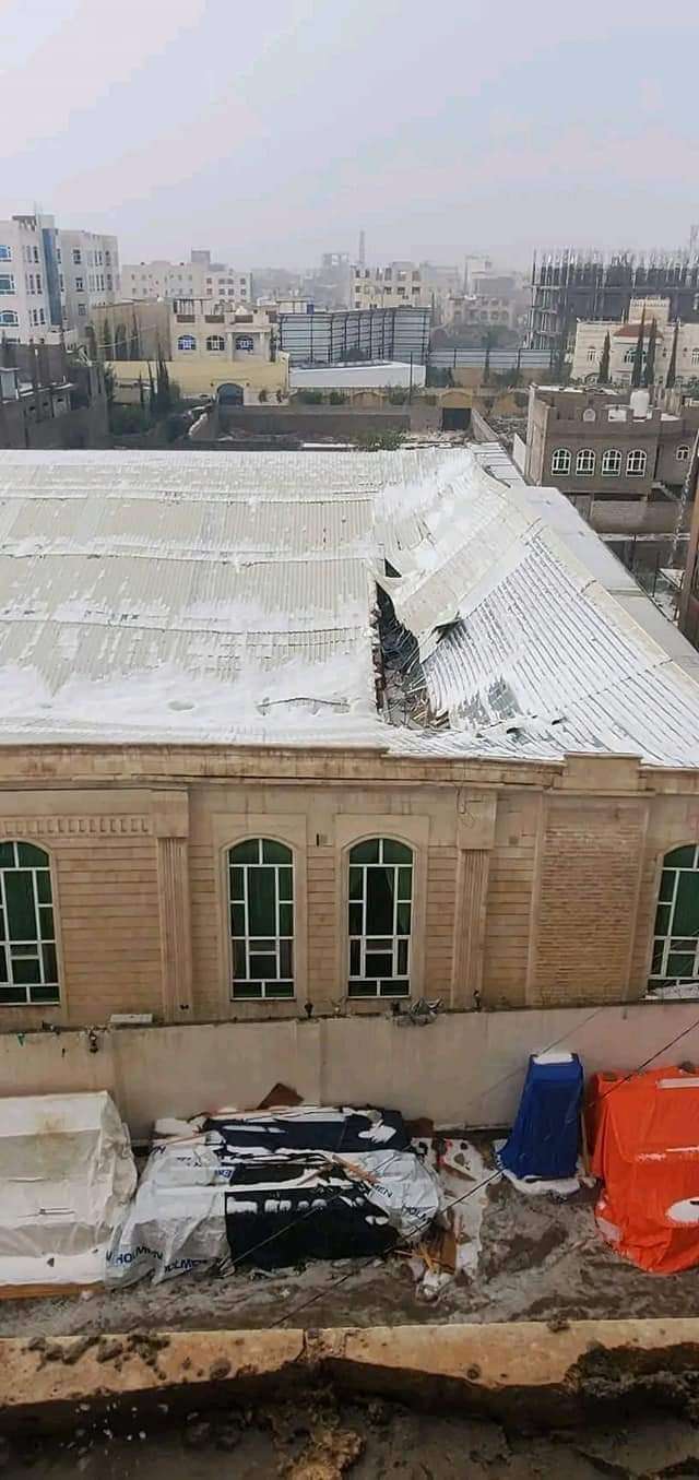بالصورة .. تضرر قاعة بصنعاء بسبب الأمطار