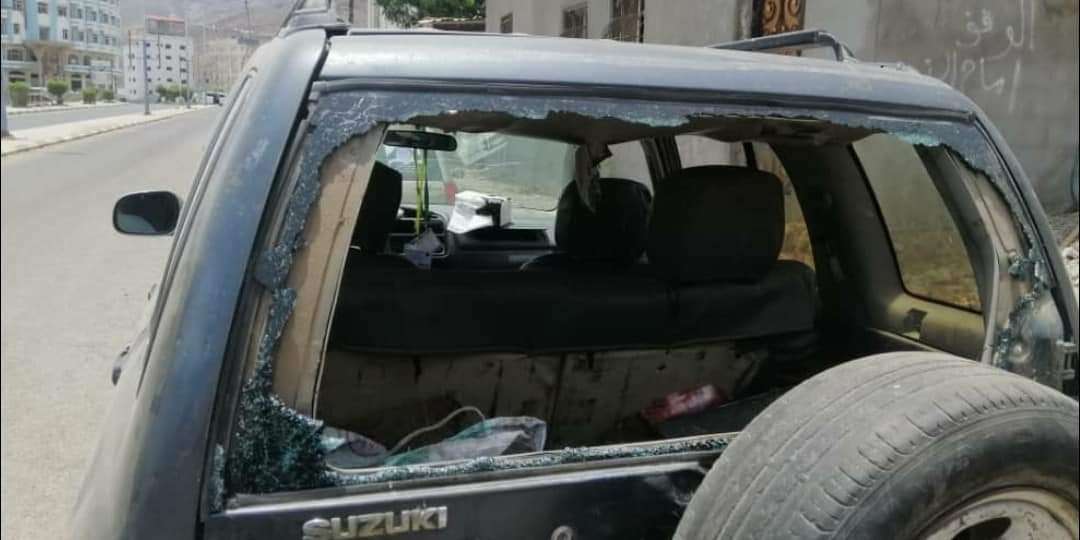 مواطنة من عدن:مدرعة قامت بصدم سيارة والدي بدم بارد المتوقفة بشارع عام بالمعلا وهو بداخلها وانصرفت