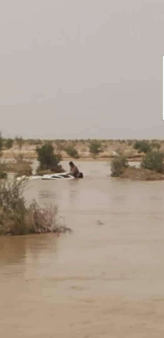 بالصور.. نجاة مواطن باعجوبة بعد ان جرفته السيول في الجوف