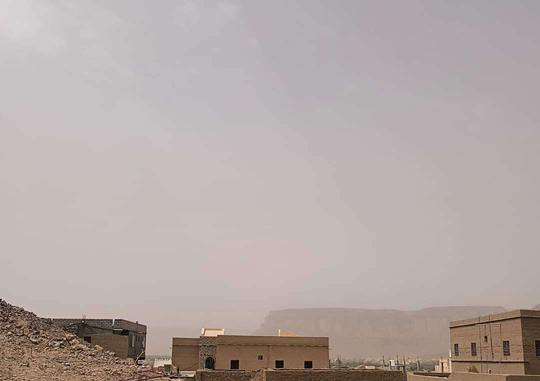 موجة غبار تجتاح مدن وادي حضرموت(صور)