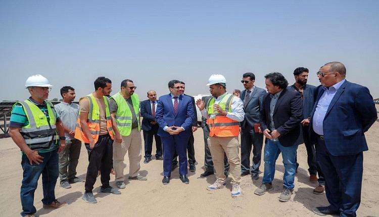 رئيس الوزراء يزف بشرى سارة بشان المحطة الشمسية في عدن