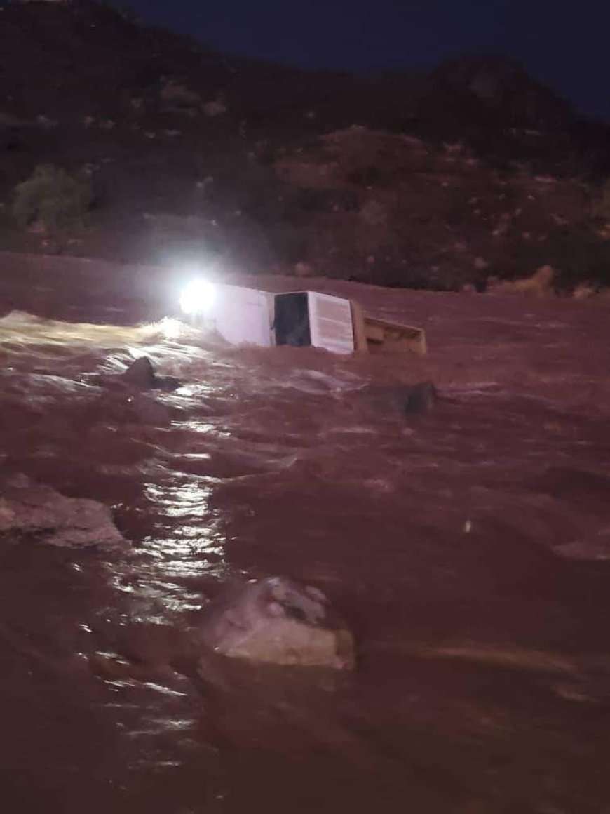 عاجل:السيول تجرف طقم عسكري وسيارة شيخ وفقدان شخص(صورة)