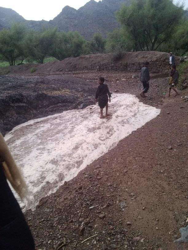 بالصور .. سيول الأمطار تحاصر هذه المحافظة