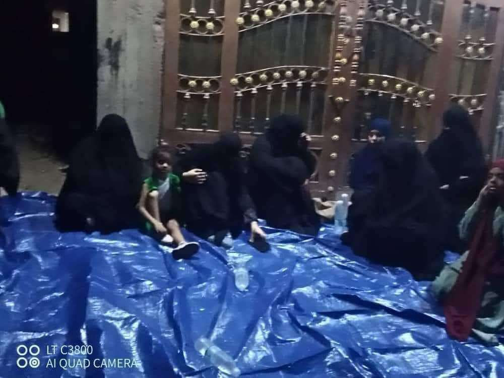 شاهد بالصورة.. عدد من النساء ينصبون خيمة امام منزل والد الطفلة حنين بعدن(صورة)