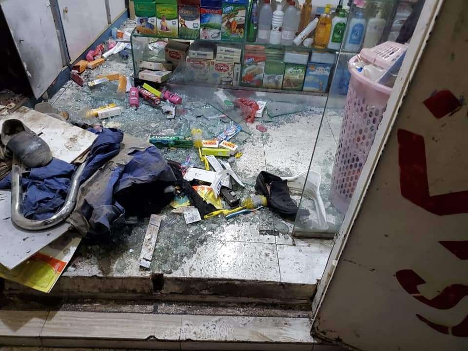 مجهولون يلقون قنبلة على صيدلية في مدينة إب(صور)