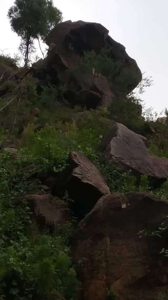 صخرة كبيرة تهدد أهالي في المحويت (صورة )