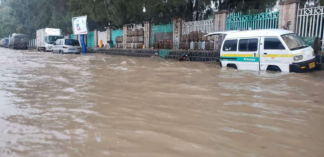 بالصورة .. مياه الأمطار تحاصر حديقة بصنعاء