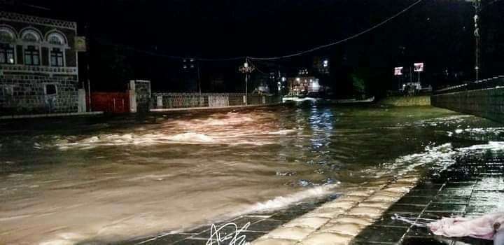 اغرقت السيول احياء وحديقة والسائلة.. بالصور صنعاء مدينة منكوبة