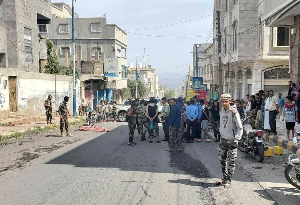 شاهد صورة أولية لحظة تفجير شاب قنبلة يدوية على نفسه بتعز