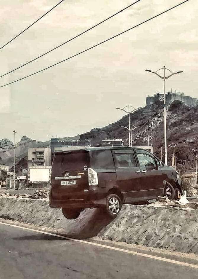 عاجل:حادث مروري يتسبب بقفز باص فوكسي الى سور اخطر طريق بعدن(صورة)