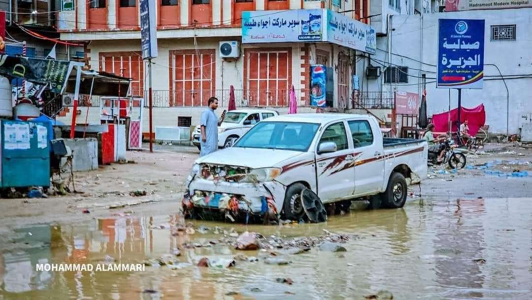 عقب السيول الجارفة التي شهدتها .. هكذا بدت مدينة المكلا صباح اليوم (صور)