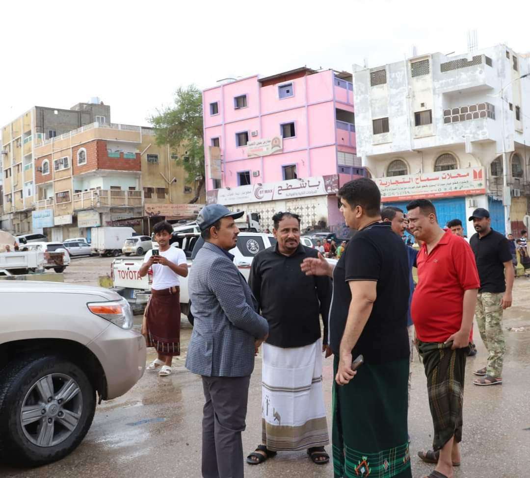 محافظ حضرموت يتفقّد أضرار الموجة المدارية على أحياء ديس المكلا ويوجّه بسرعة إزالة المخلفات وفتح الطرق