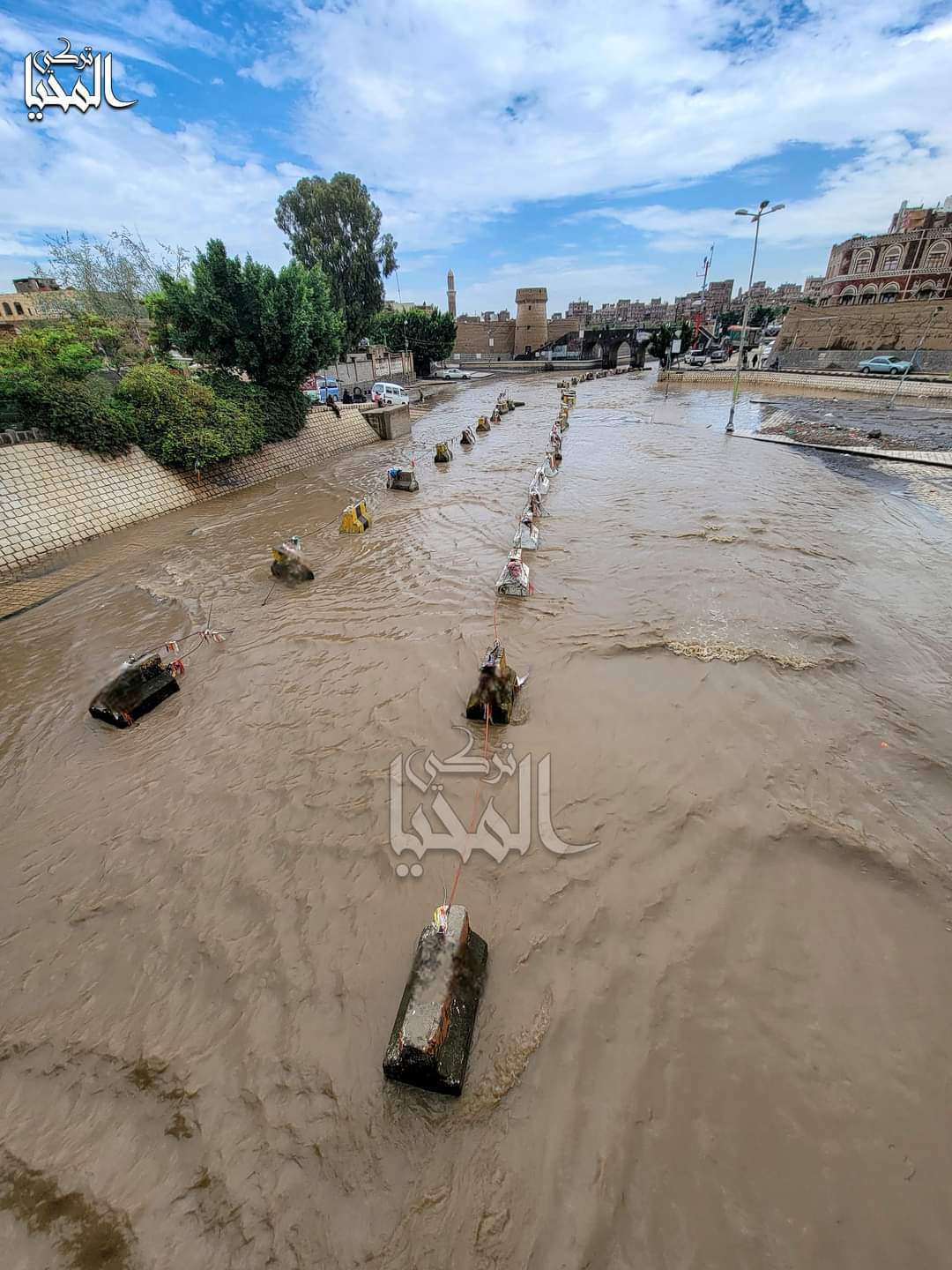 شاهد بالصورة .. كيف تبدوا سائلة صنعاء الآن عقب يوم ممطر