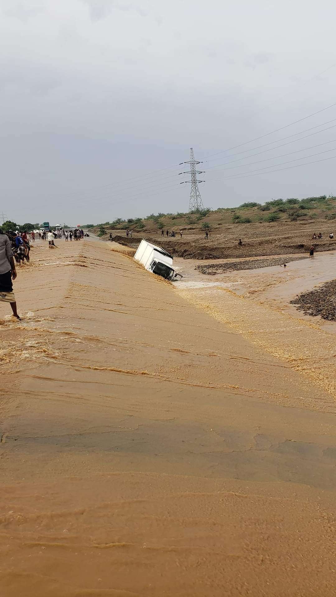 عاجل :السيول تجرف سيارة في خط الحديدة تعز