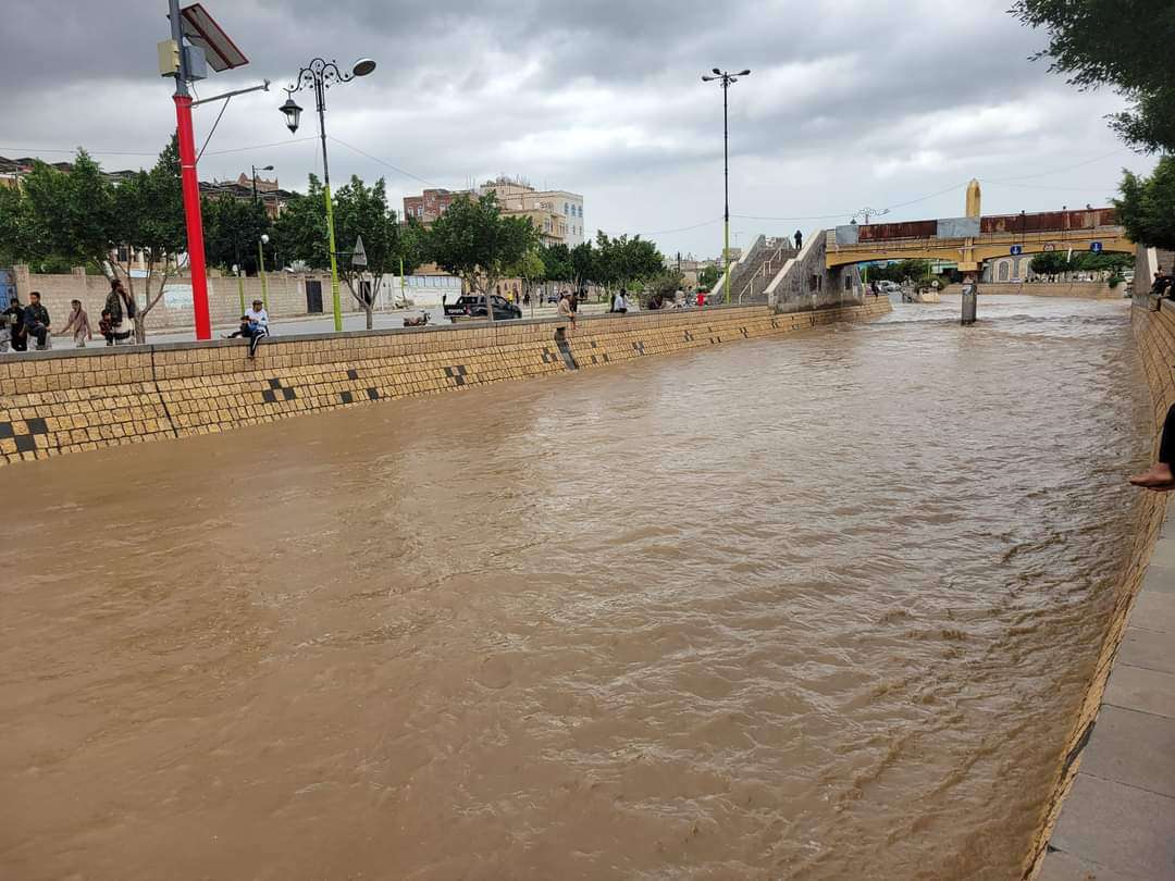 عاجل :مياه السيول تغرق اهم شارع في صنعاء (صورة)