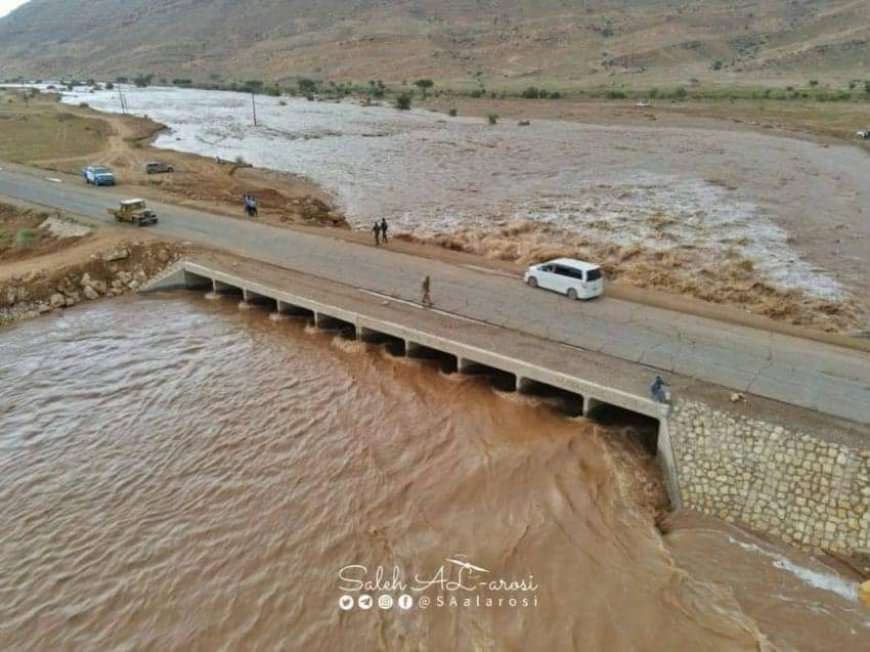 وفاة مسنة والبحث عن شخصين جرفتهم السيول بحي القطيع بالحديدة