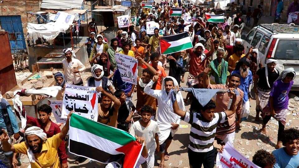 مسيرة غضب في مسقط الرئيس هادي تندد بالتطبيع مع العدو الصهيوني