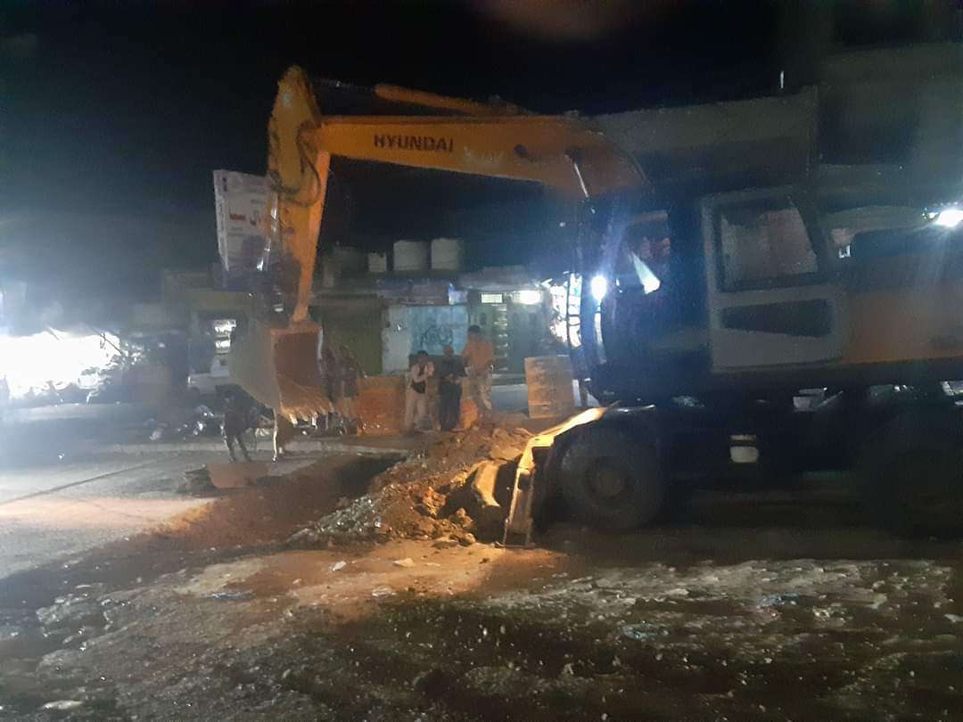 تواصل ترميم الشوارع من الحفر في بيرباشا بتعز(صور)