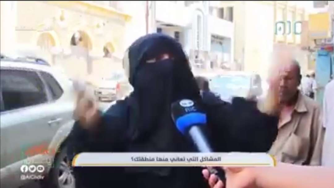 ناشط حوثي يعلن تكفله بدعم امرأة عدنية ظهرت بتسجيل مرئي تبكي وتشكو الاوضاع المأساوية في عدن