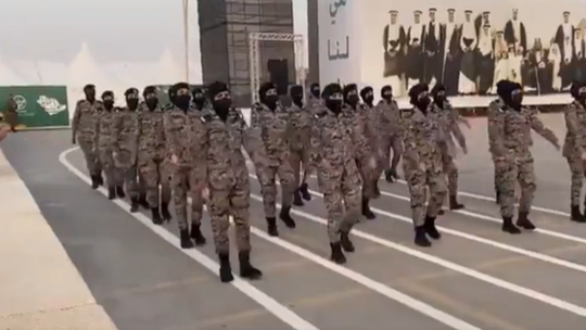 مجندات سعوديات يشاركن في عرض أمني لوزارة الداخلية (فيديو)
