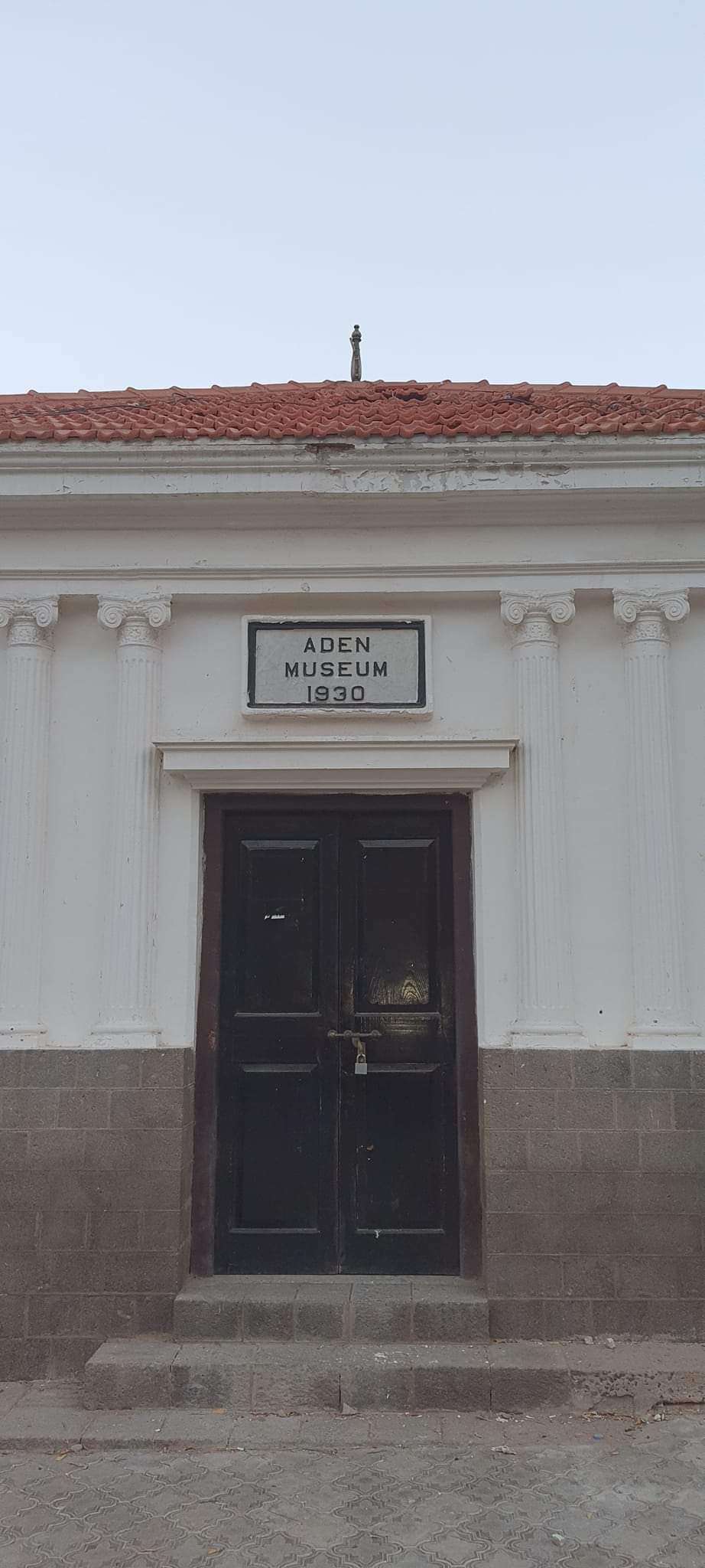 فضيحة .. أقدم متحف بعدن يتحول إلى مخزن للمهملات(صور ) !