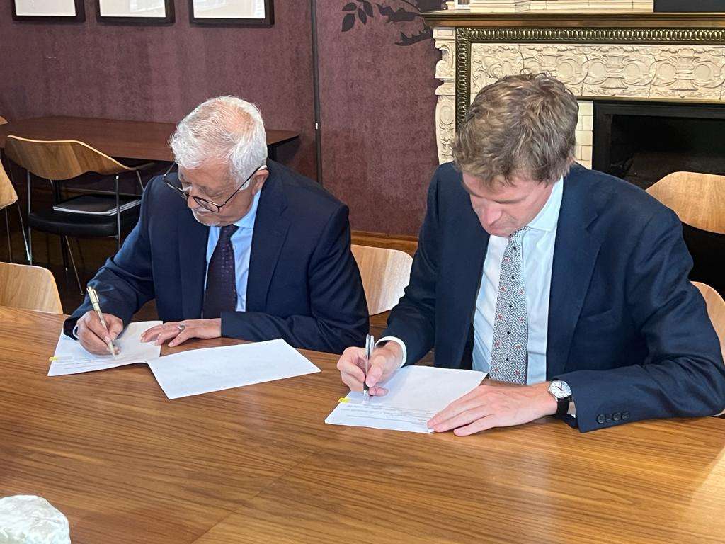 توقيع إتفاق لايداع ٤ قطع اثرية يمنية في متحف فيكتوريا والبرت في لندن 