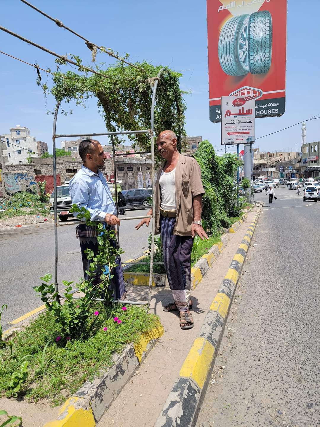 مواطن يقوم بمبادرة جميلة في إحدى شوارع تعز