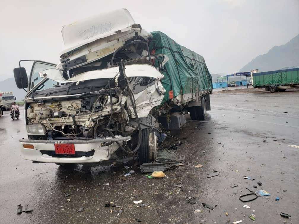 بالصور .. حادث مروع بين شاحنتين في صنعاء