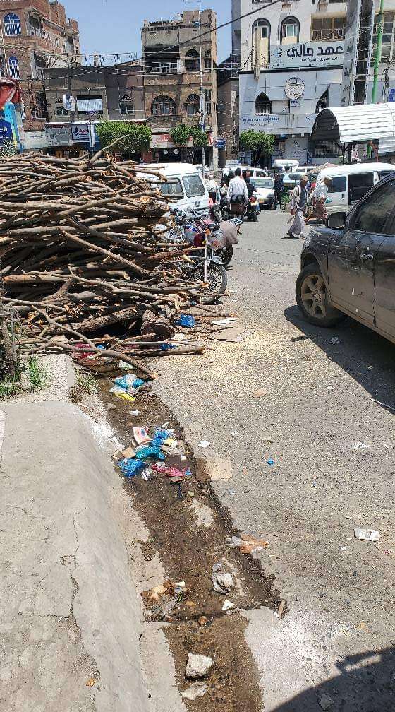 بالصور .. مواطنون يشكون أمر خطير في جولة المسبح بتعز