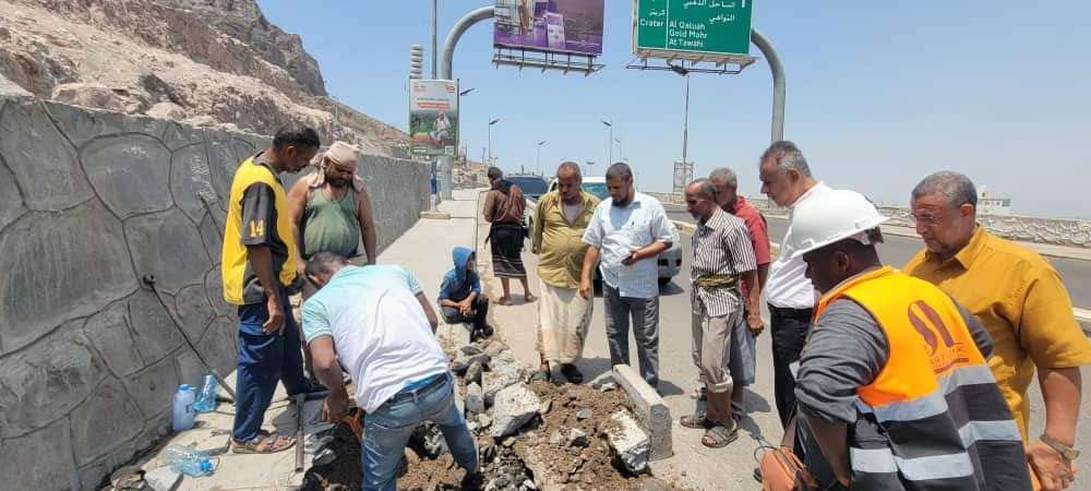 مدير عام المعلا يتفقد إصلاح جزء من خط المياه المغذي لهذه الاماكن