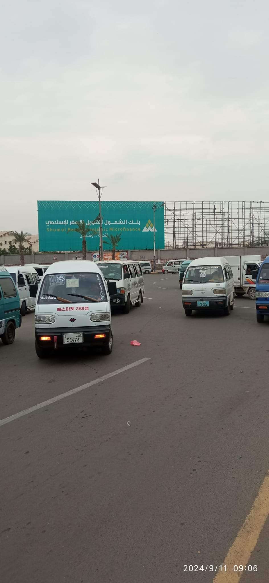 بالصور .. دعوات إلى تنظيم فرزة الباصات في عدن