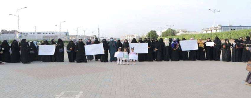 تجمع نساء عدن ينفذ وقفة احتجاجية ثانية للمطالبة بتحسين الخدمات والحياة المعيشية للمواطنين