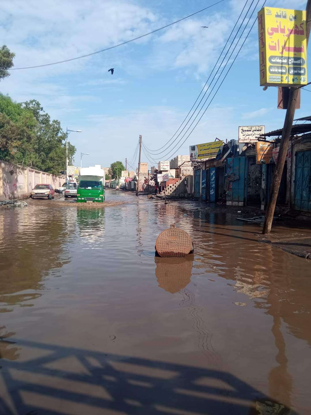 مياه الأمطار تتسبب بعرقلة طلاب المدارس من الوصول إلى مدارسهم(صورة)