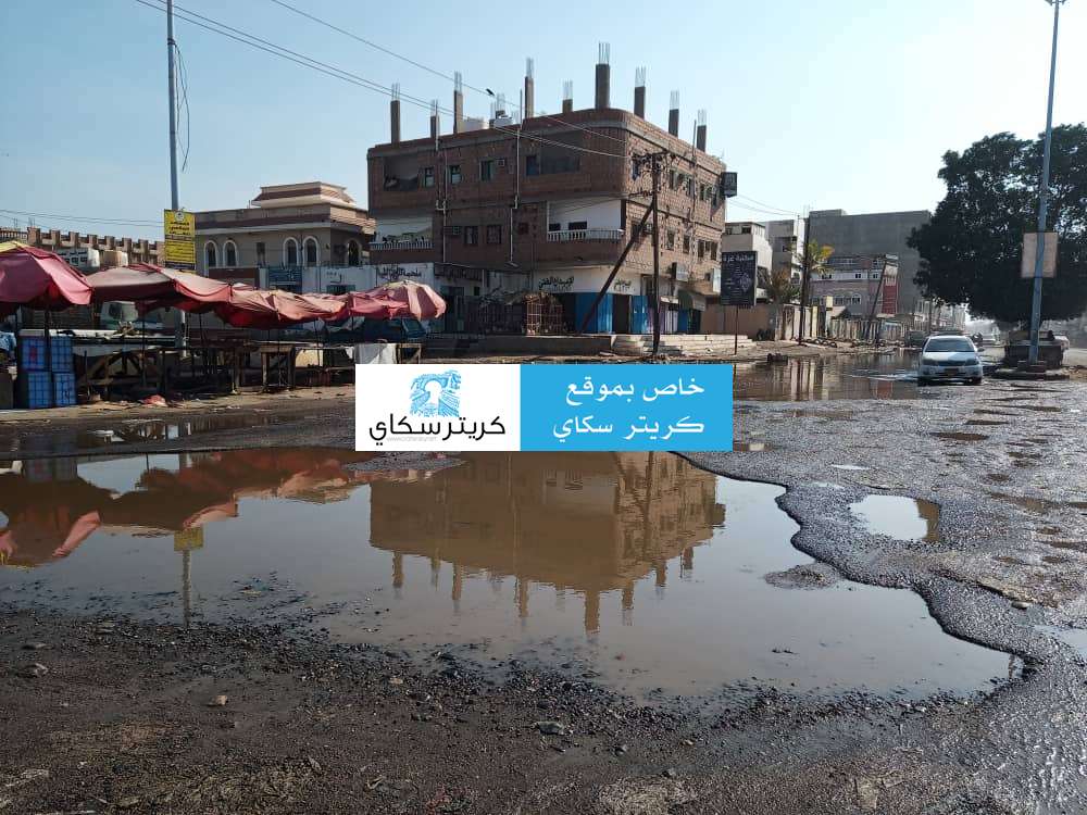 مياه الصرف الصحي تغرق شارع رئيسي في الشيخ عثمان(صور)