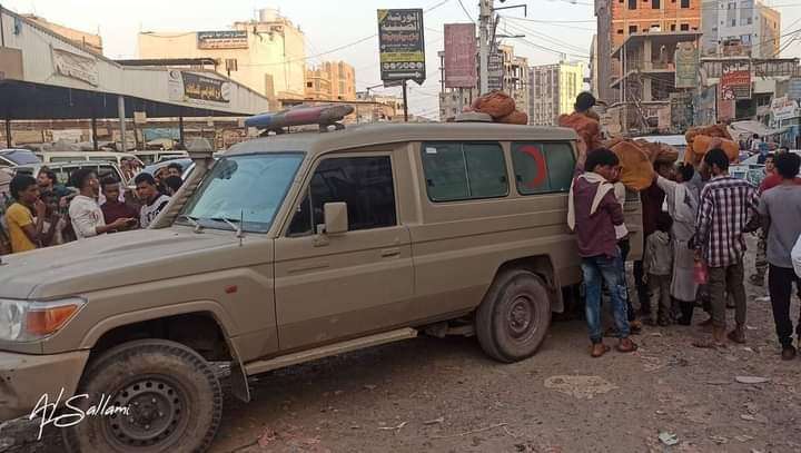 بسبب عدم وجود جرحى.. سائق سيارة إسعاف ينقل القات إلى عدن (صورة)