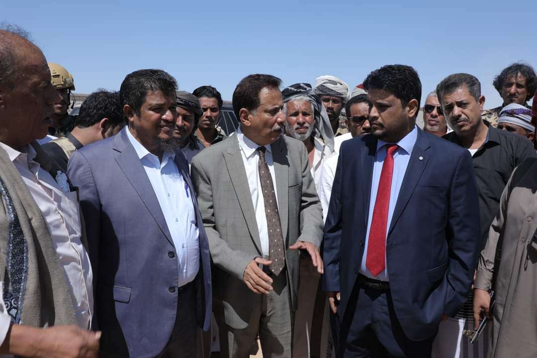 الوزير كلشات والمحافظ بن ياسر يتفقدان تجهيزات مبنى محطة الكهرباء الجديد بمدينة الغيضة