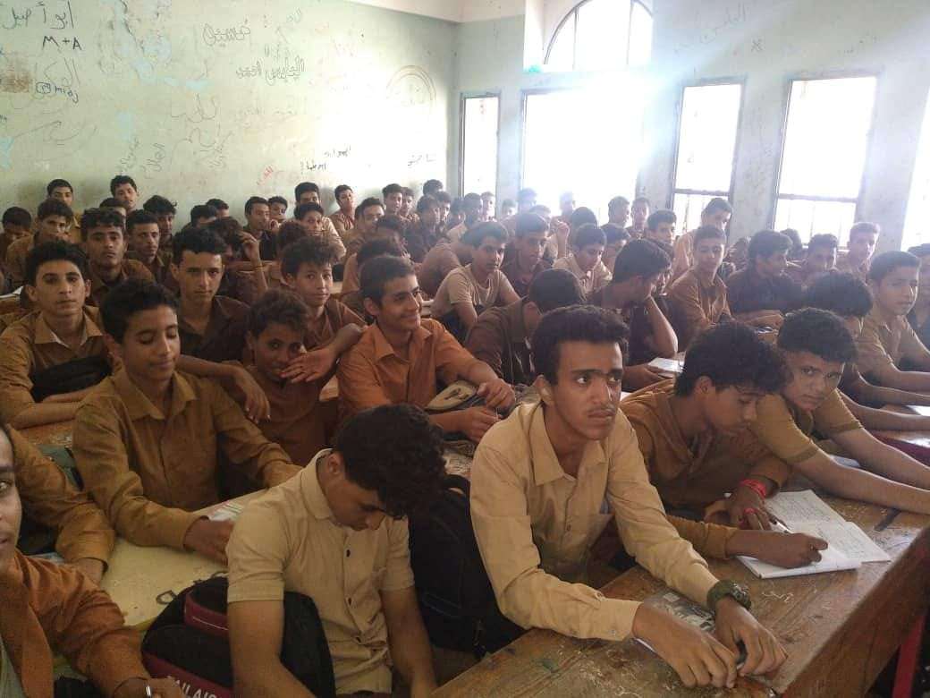 إزدحام شديد لطلاب المدارس بمدينة عدن (صور)